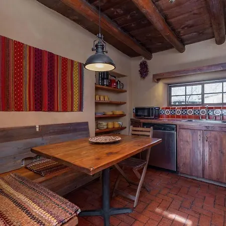 Canyon Getaway- Courtyard, Canyon Rd & Plaza, 1br Holiday home *
